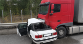Под Саратовом Audi столкнулась с двумя фурами, водитель легковушки госпитализирован