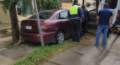 В Энгельсе водитель Nissan Almera врезался в забор у церкви и попал в больницу