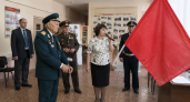 Саратовские ветераны передали копию Знамени Победы на вечное хранение вольской школе