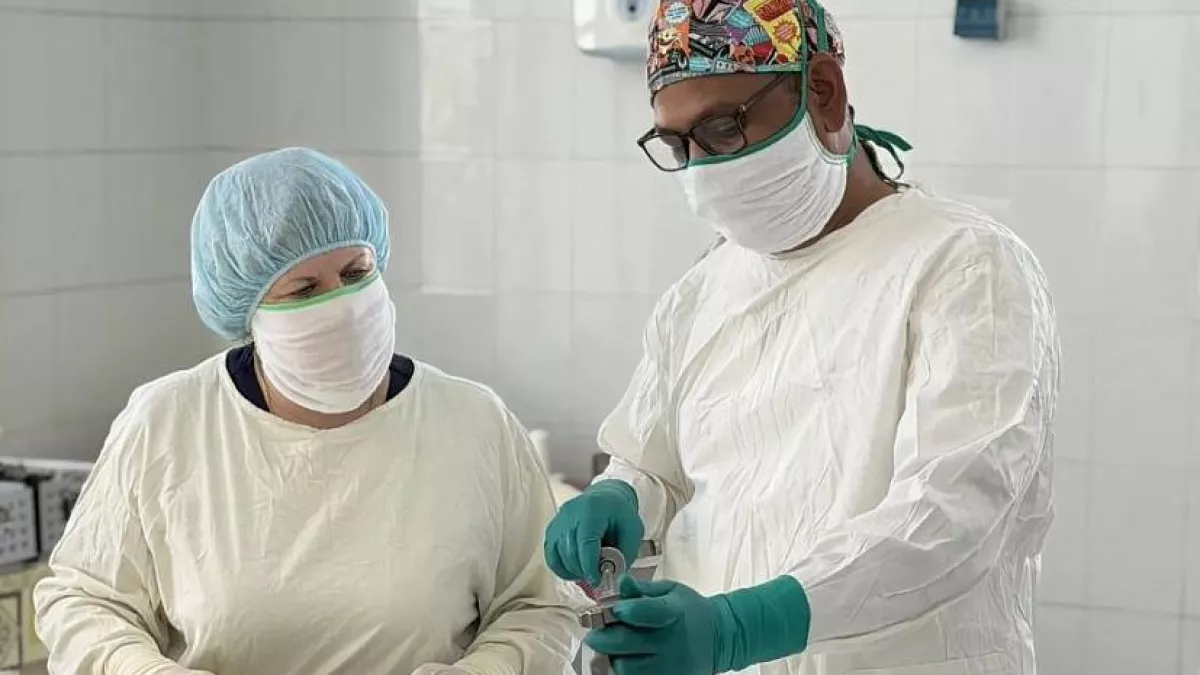 Хирург из Индии с 25-летним стажем провел уникальные операции в Энгельсе