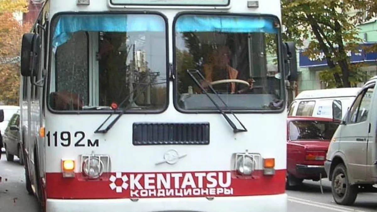 Авария на водопроводе парализовала троллейбусы в Саратове на 18 часов