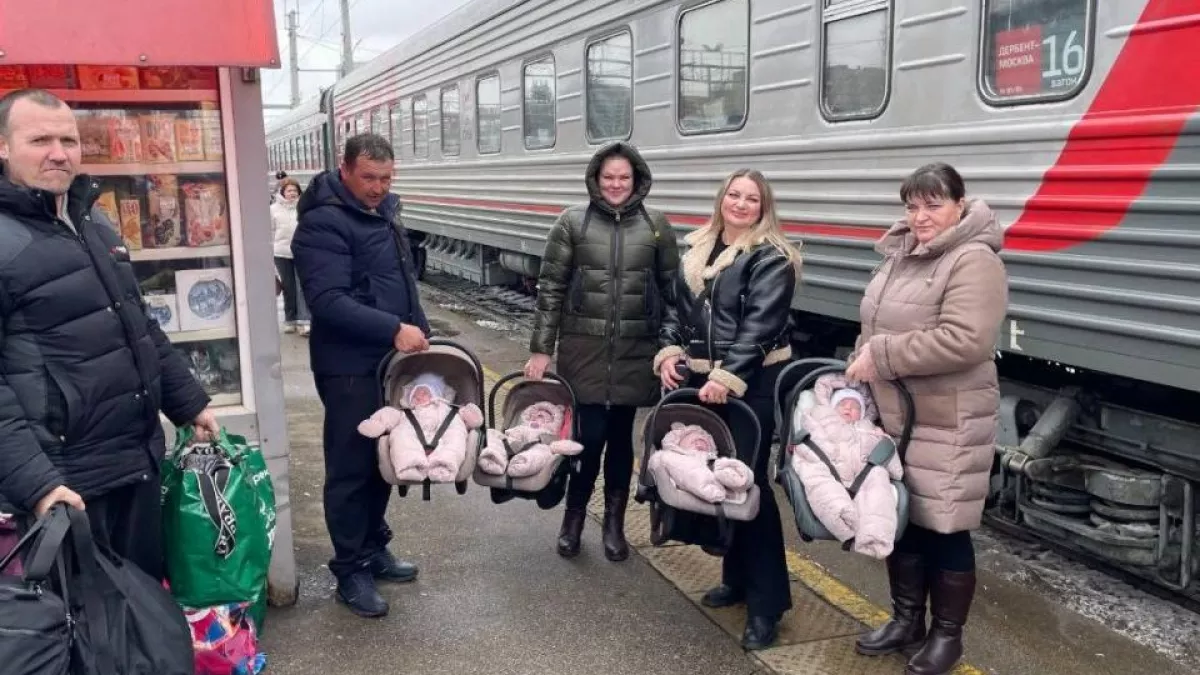 Семья Безменовых привезла из Москвы четверняшек Ксению, Полину, Екатерину и Лилию