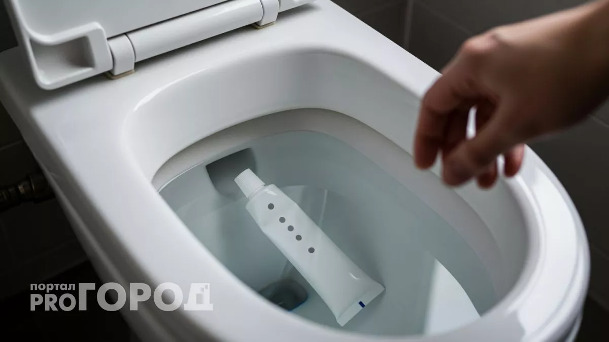 Этот трюк с солью делает унитаз идеально чистым и избавляет от визитов дорогих мастеров