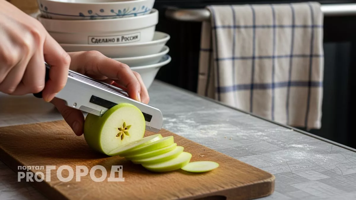 Яблоки буквально растворяются в воздушном тесте: этот пирог съедается быстрее любой шарлотки