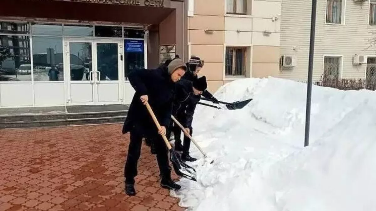 4500 жителей Калининского района вышли на борьбу со снежной стихией