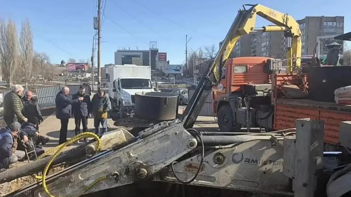 Глава района лично контролирует аварийный ремонт канализации в Энгельсе