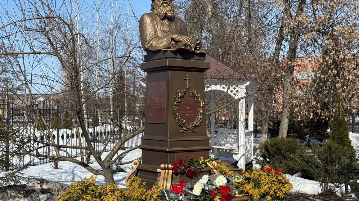 Павел Астахов лично передал Саратовской области памятник святителю Луке