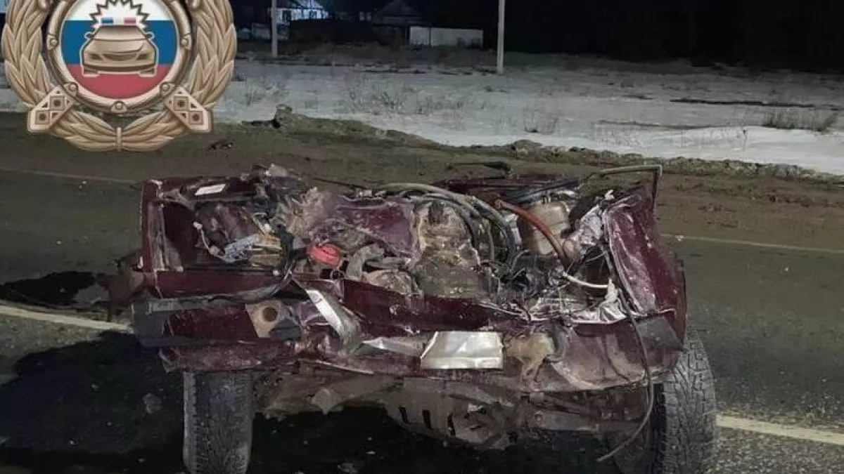 ВАЗ разорвало пополам после удара о столб в Ершовском районе