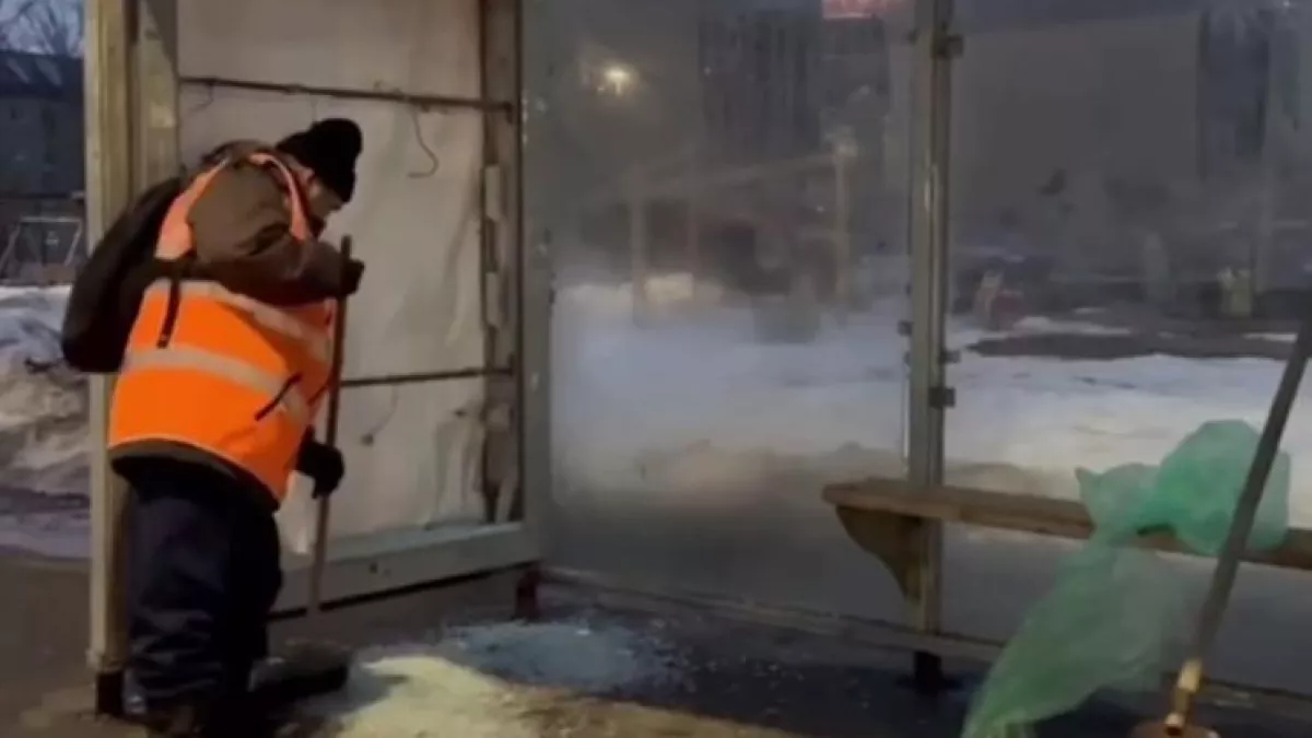 Вандалы атаковали остановку на площади Орджоникидзе в Заводском районе