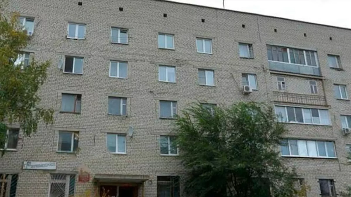 Жители общежития живут под крышей с 85% износом, но власти не видят аварии