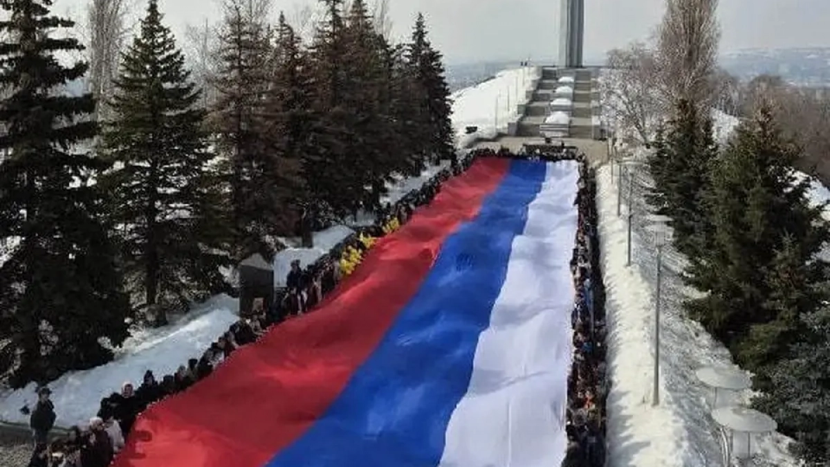 100-метровый триколор развернули в память о воссоединении Крыма