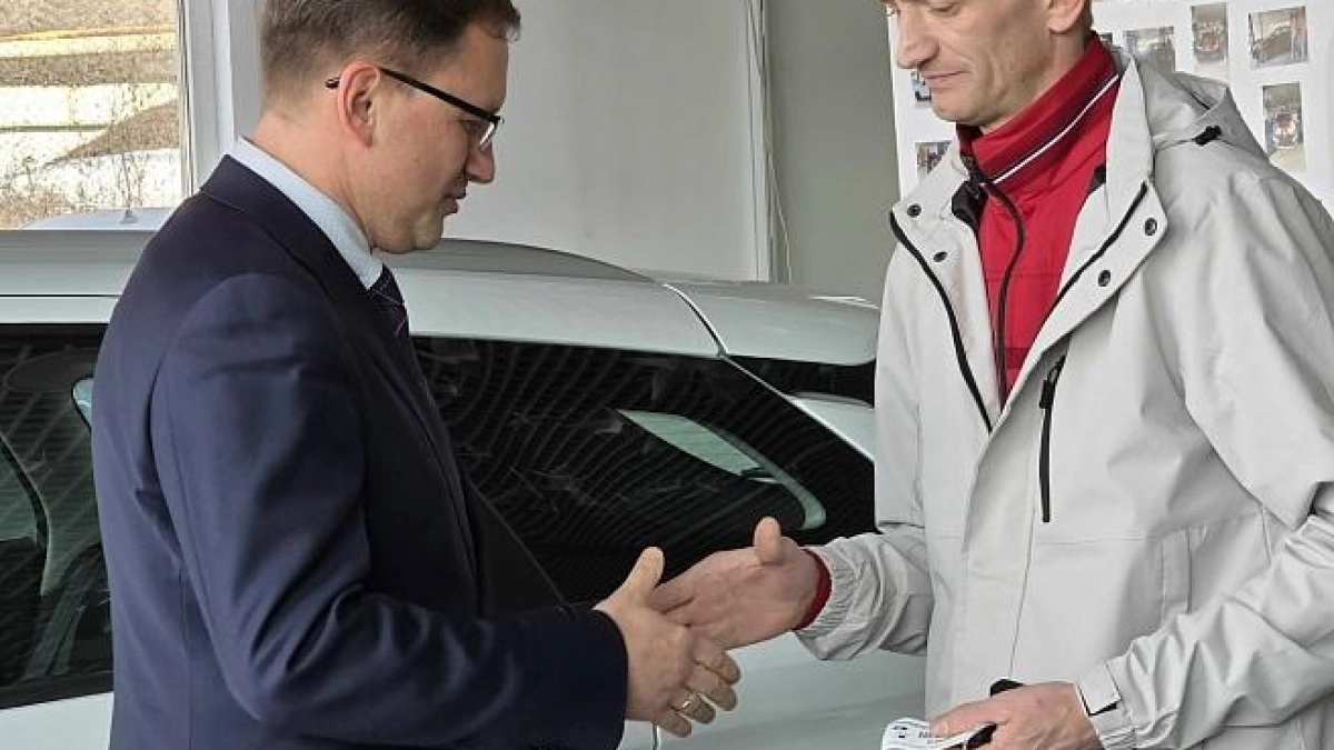 Раненый балаковец получил Ладу-весту с ручным управлением для путешествий с тремя сыновьями