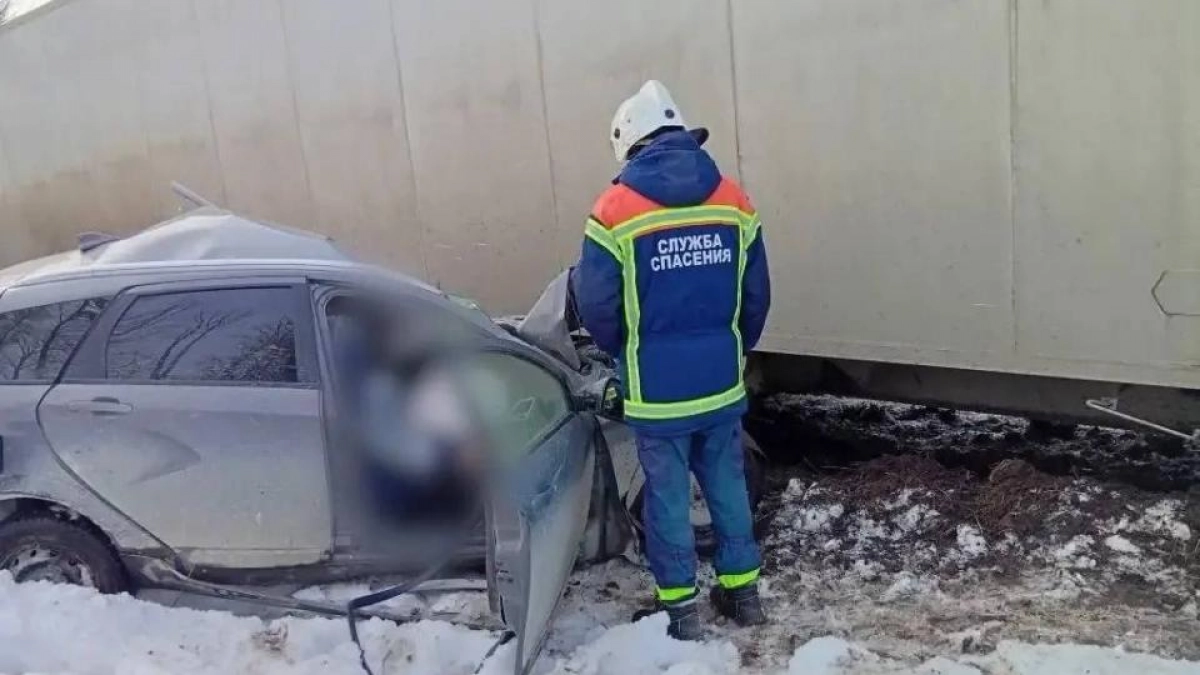 Два человека погибли в столкновении Lada Vesta с фурами под Вольском