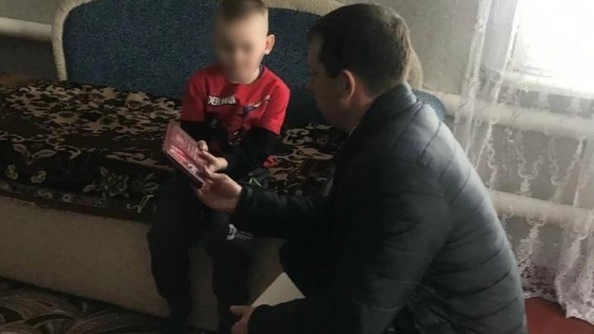 Сыну погибшего бойца вручили посмертный Орден Мужества отца