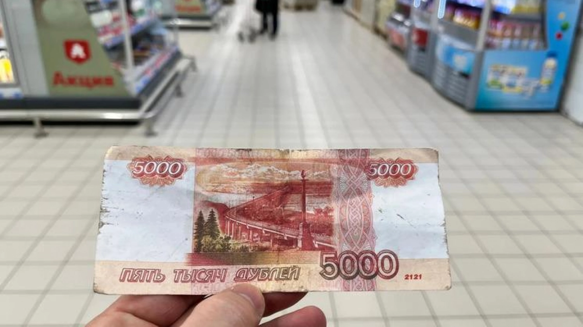 Банкоматы отказываются от купюр с пометками — банки обязаны их принять