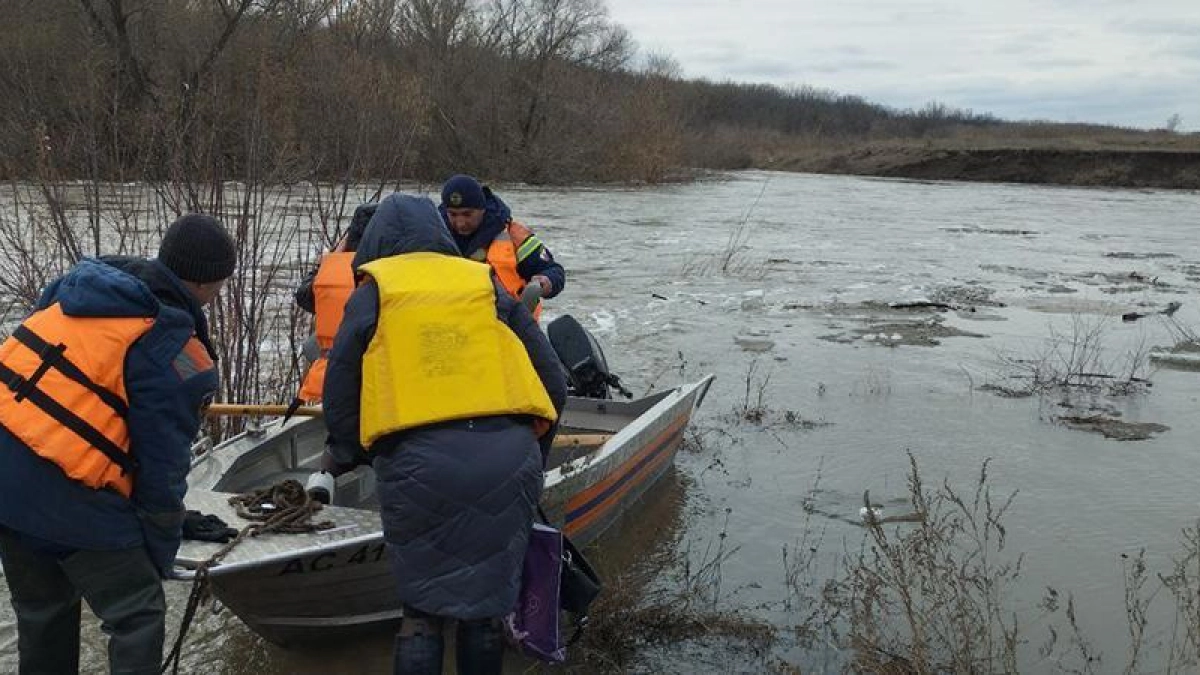 Плотина у хутора Бителяк переполнилась: жителей переправляют на лодках