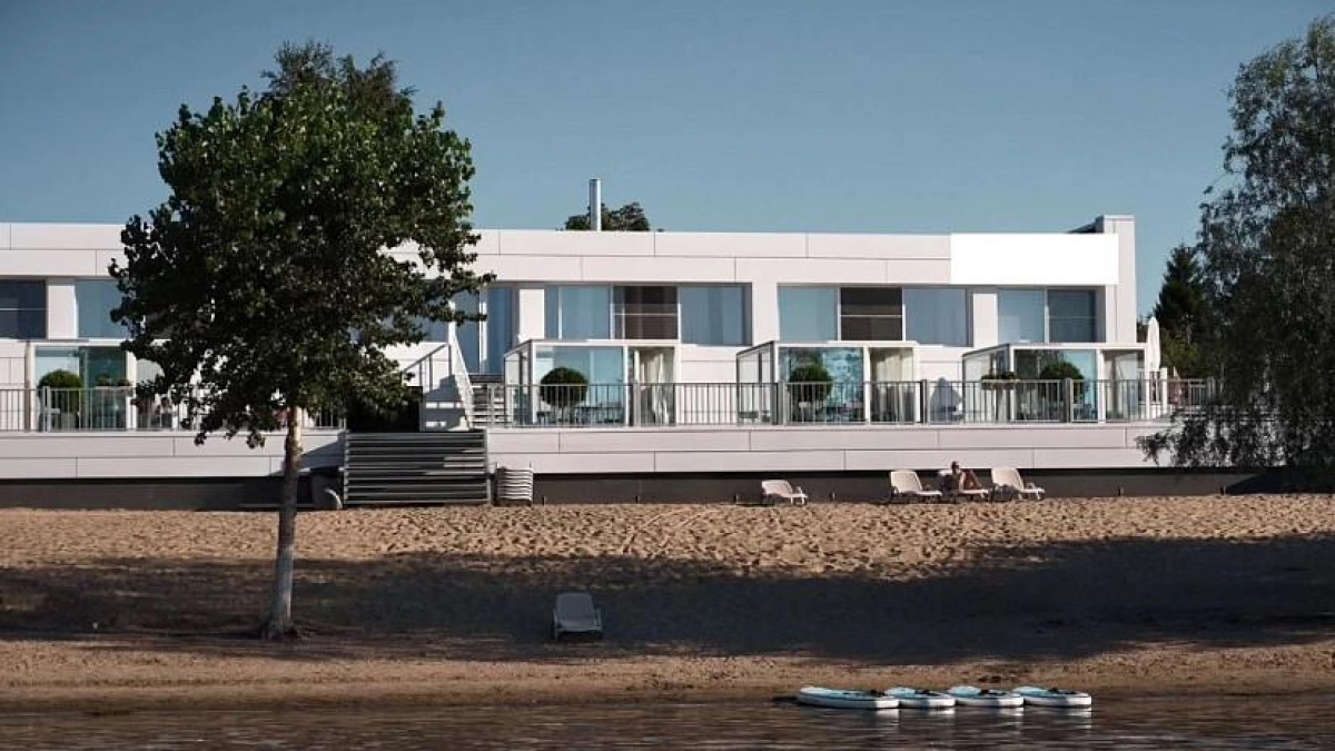 В Энгельсе продают резиденцию на Волге с бассейном за 89 миллионов