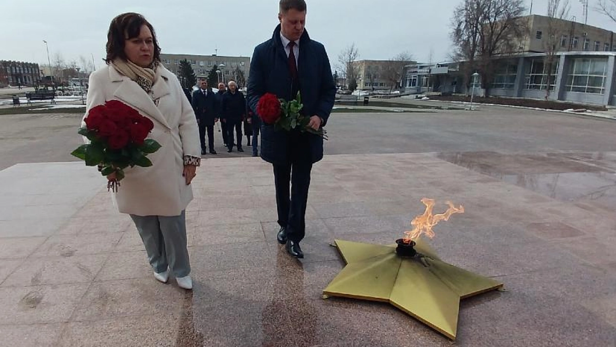 Перед аграрным штабом чиновники почтили память лётчиков Красного Кута