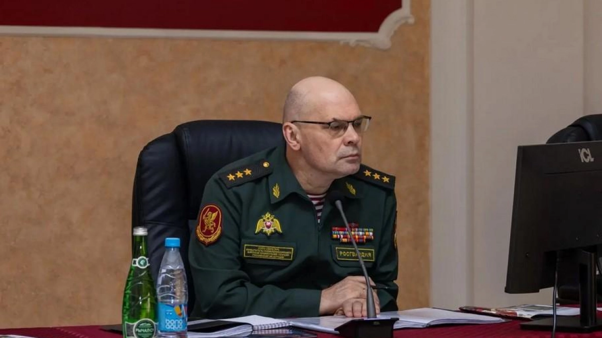 Замдиректора Росгвардии проверил институт в Саратове и наградил военных