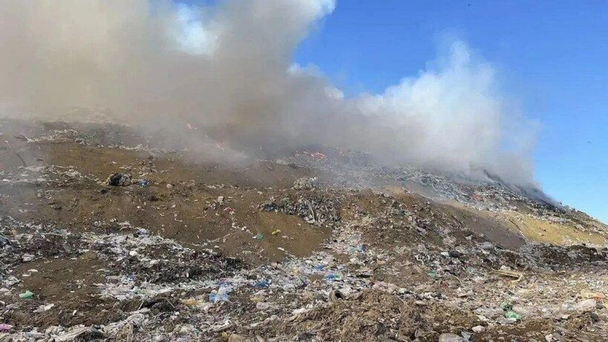 Пожар на мусорном полигоне в Энгельсе тушили более пяти часов