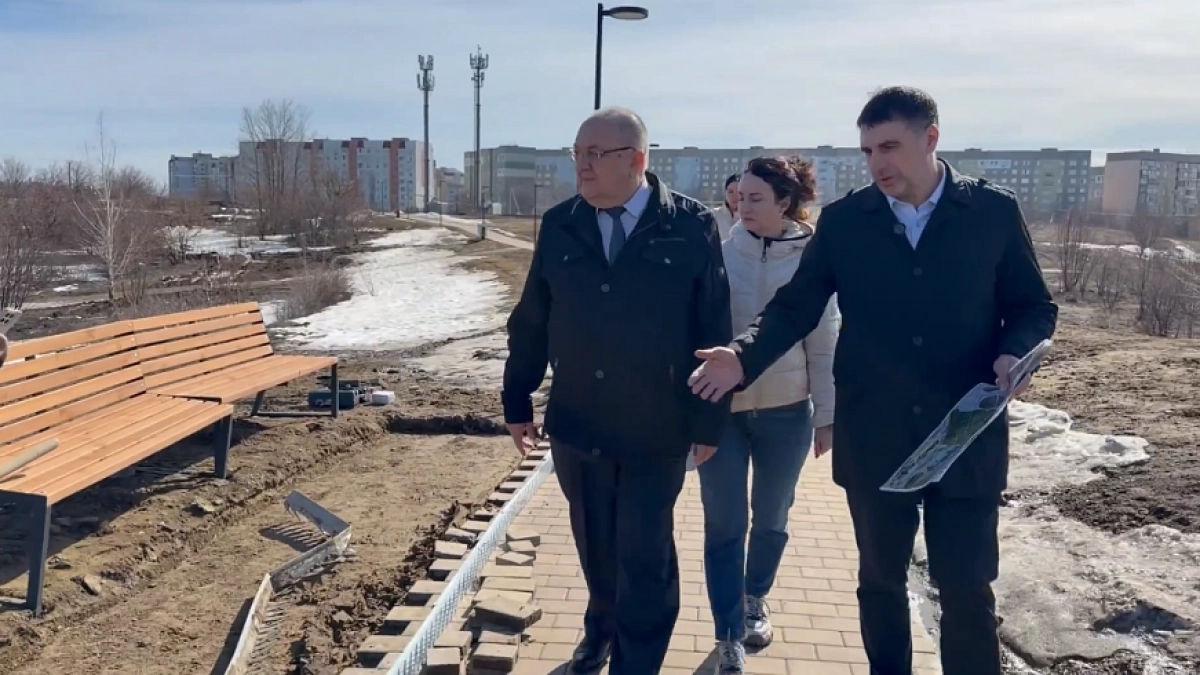 Молчанов проверил Парк Свободы: подрядчик устраняет дефекты плитки по гарантии