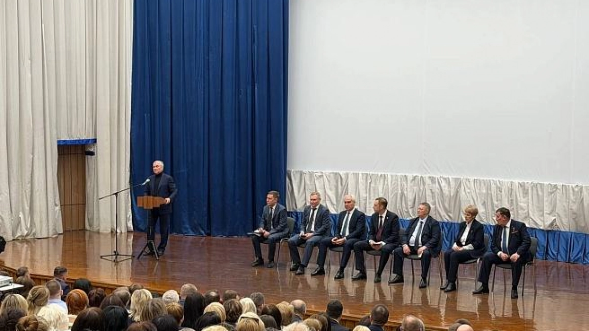Володин потребовал поднять ставки учителей в Саратовской области до МРОТ