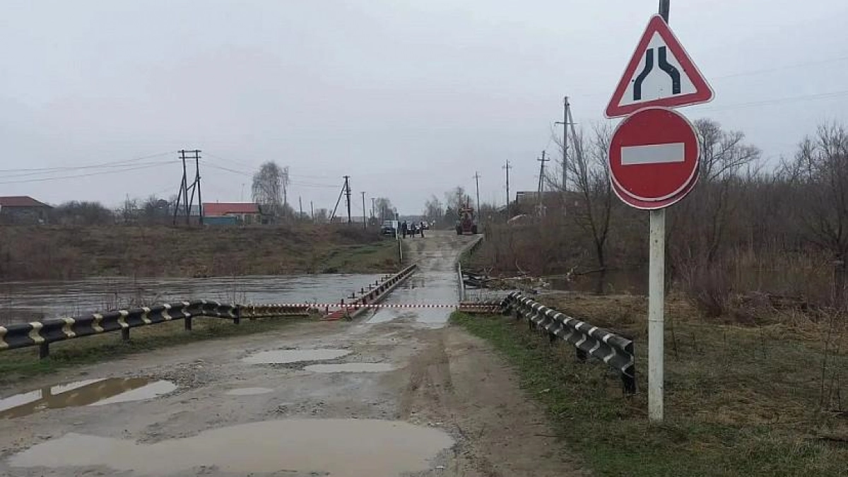 В Аткарске затопило мост: река Медведица поднялась на 180 см