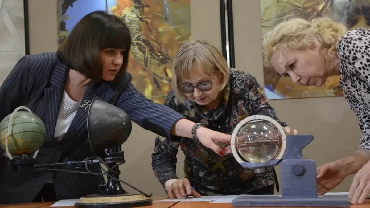 Саратовский музей показал приборы учителя географии на выставке в Москве