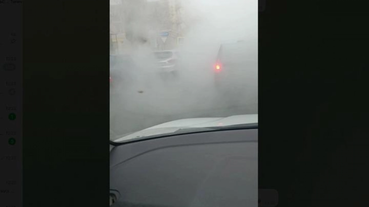 Улица Вольская в Саратове покрылась паром из-за прорыва теплосети