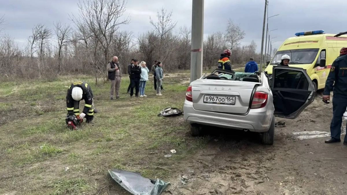 В Саратове 43-летний водитель Лады погиб после удара о столб на Вольском тракте