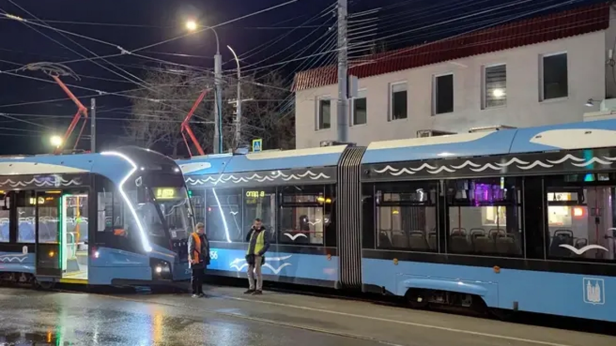У Детского парка в Саратове встали трамваи двух маршрутов: причина неизвестна