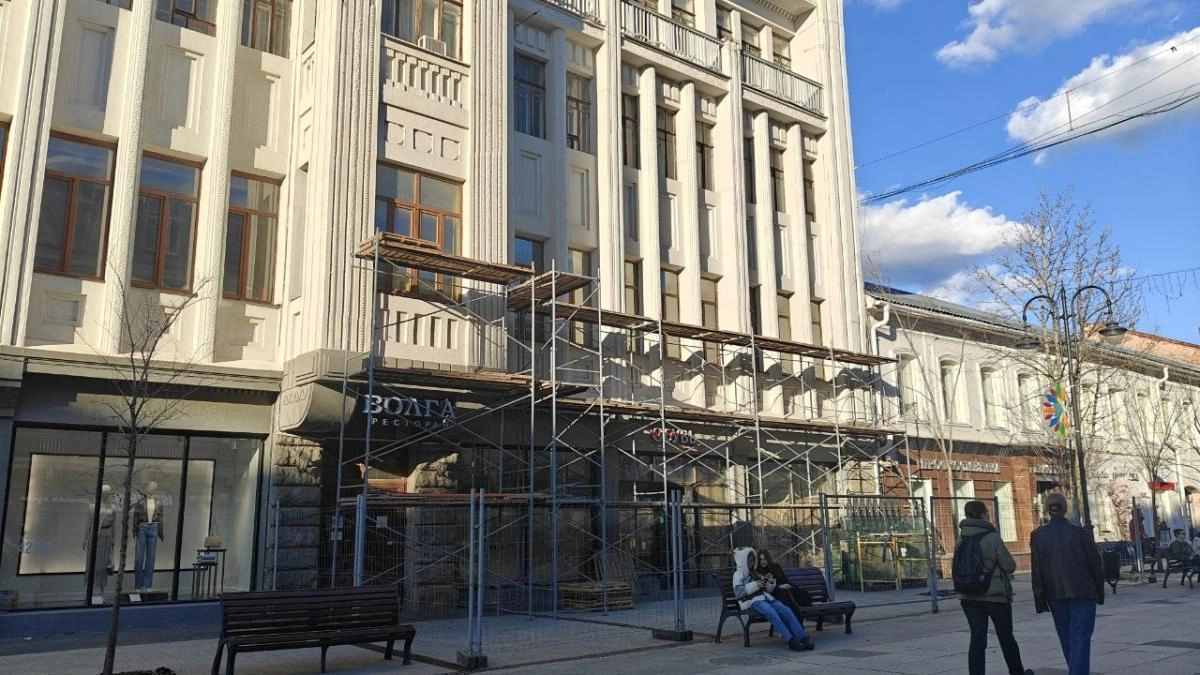 Гостинице «Волга» в Саратове вернут готическую расстекловку и отреставрируют скульптуры