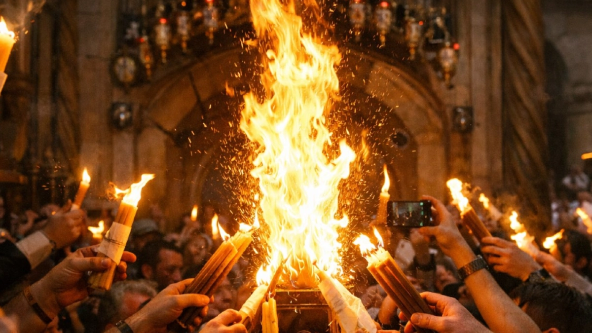 Благодатный огонь из Иерусалима доставят в Покровский собор Саратова 12 апреля