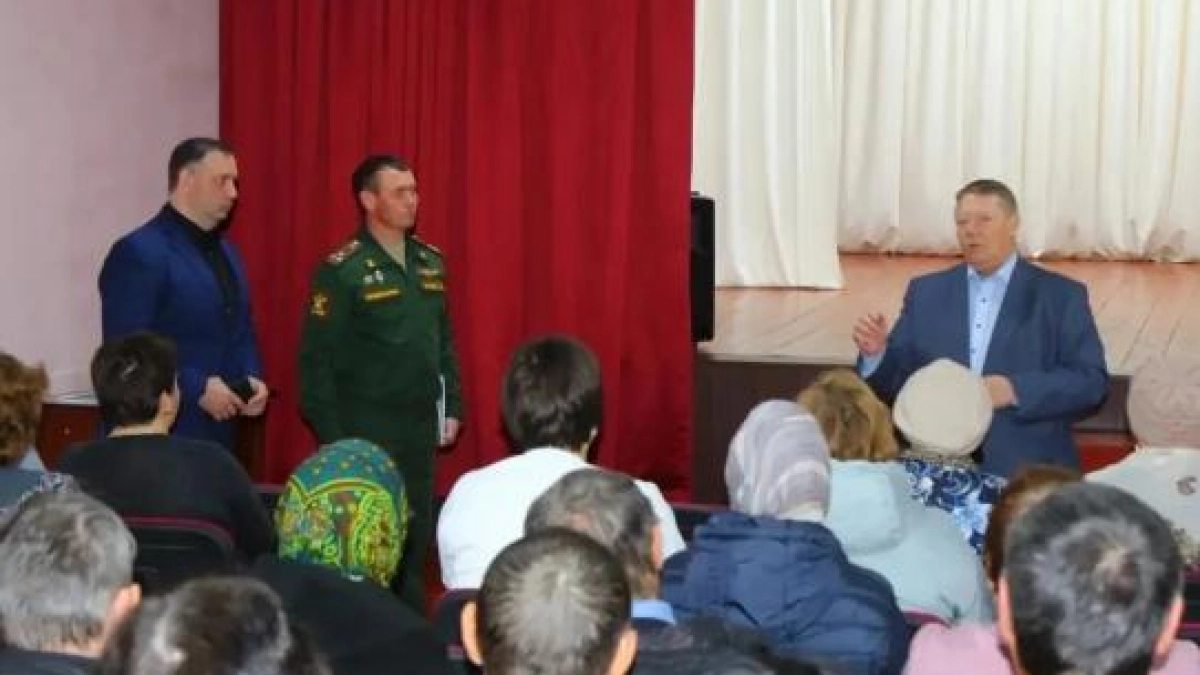 Панков обсудил с жителями Макарово дороги, связь и медицину