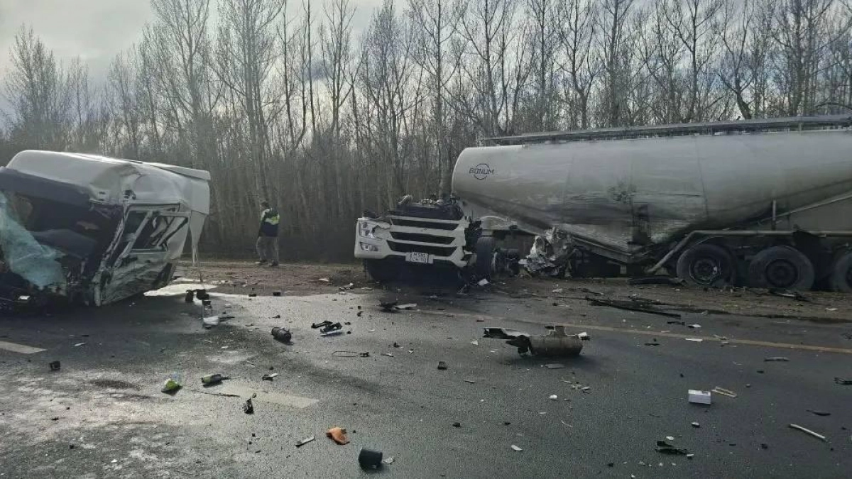 Две фуры столкнулись на трассе Хвалынск–Сызрань: водителей вырезали из кабин