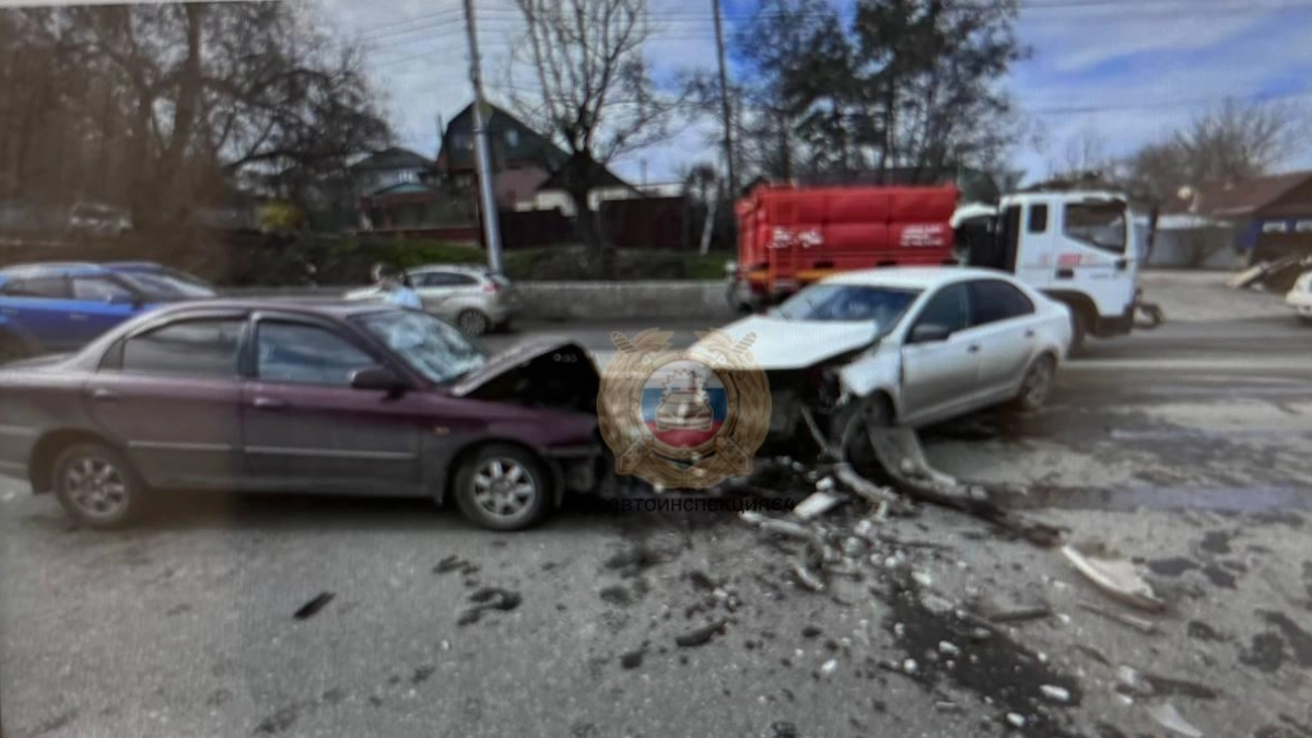 В Саратове Skoda и KIA столкнулись у делового центра: оба водителя госпитализированы