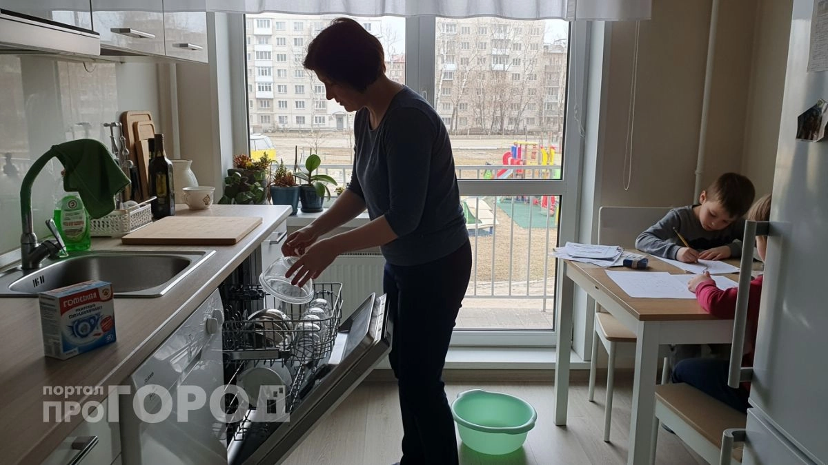 Больше не трачусь на десятки флаконов для уборки: одна таблетка для посудомойки творит чудеса по всему дому