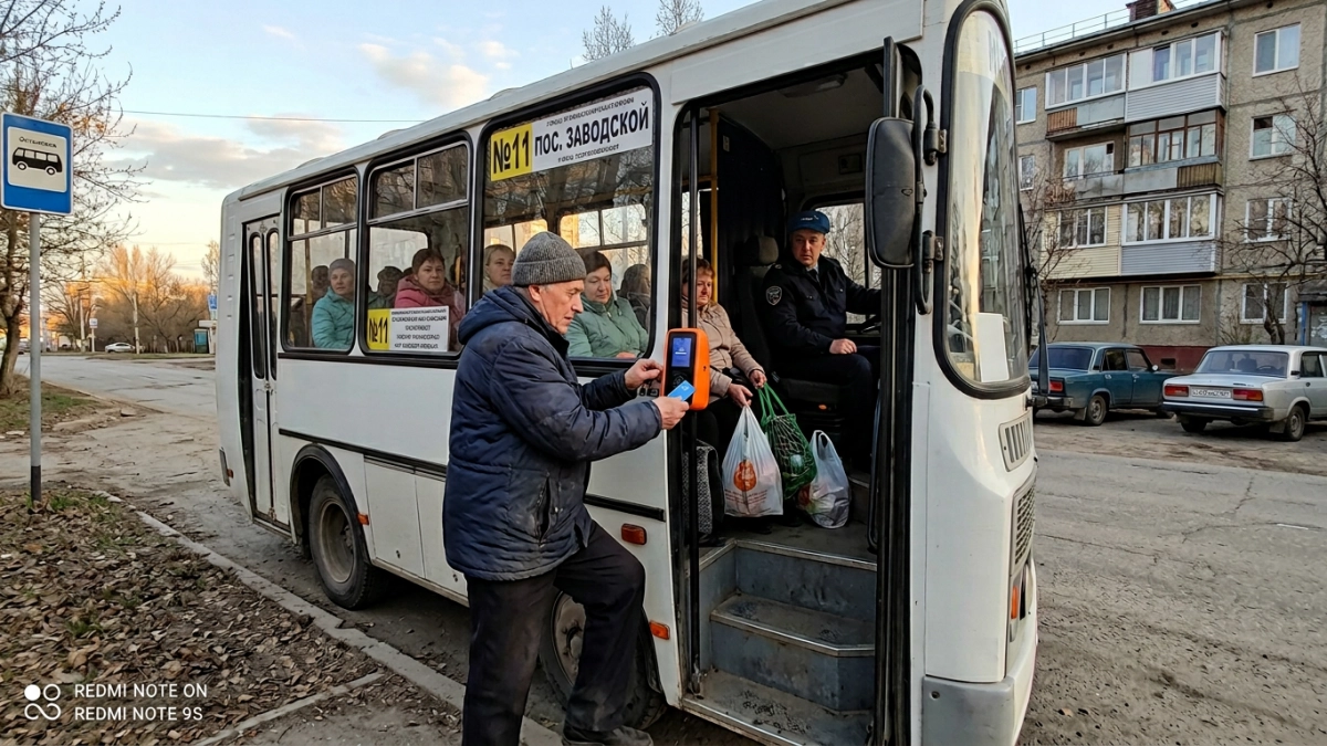 С дачного сезона льготники Саратова смогут платить картой на 40 маршрутах