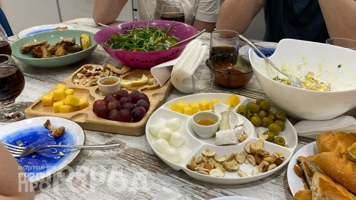 Обеденный стол на кухне это лишний хлам: чем заменить громоздкую мебель чтобы освободить место для комфорта