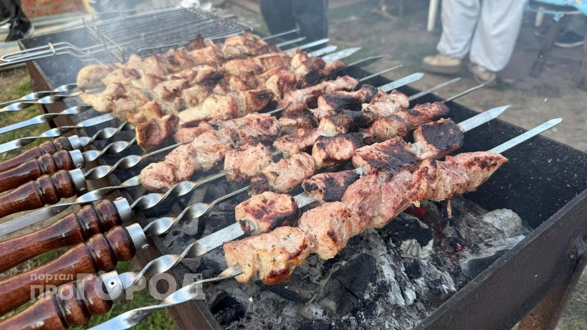 Ваш шашлык жесткий из-за одной ошибки при мариновке: мастер раскрыл секрет сочного мяса за копейки