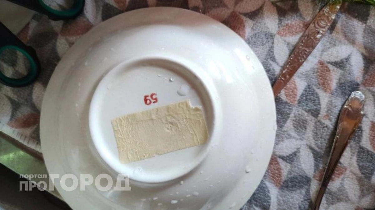 Забудьте про следы от этикеток на посуде: один копеечный лайфхак избавит от липкого клея за пару секунд