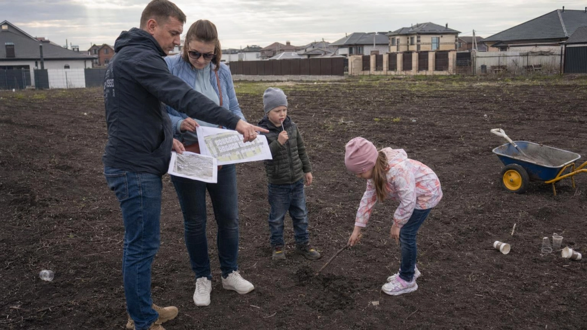 Саратовским многодетным семьям предложили землю или деньги: как оформить