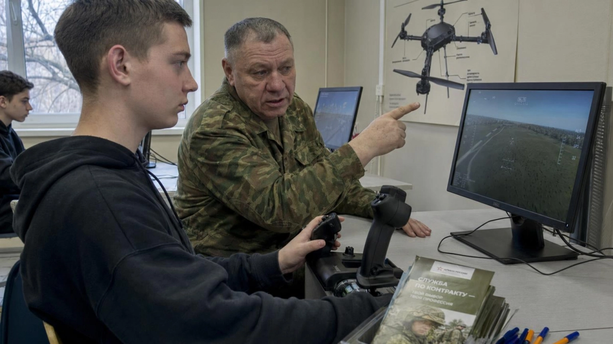 Саратовские студенты учатся пилотировать дроны у ветеранов СВО