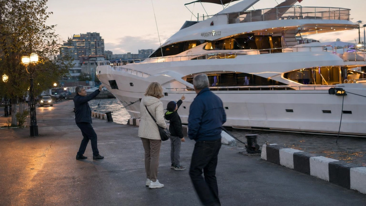 Яхта за 1,5 млрд рублей с бассейном на борту пришвартовалась в Саратове