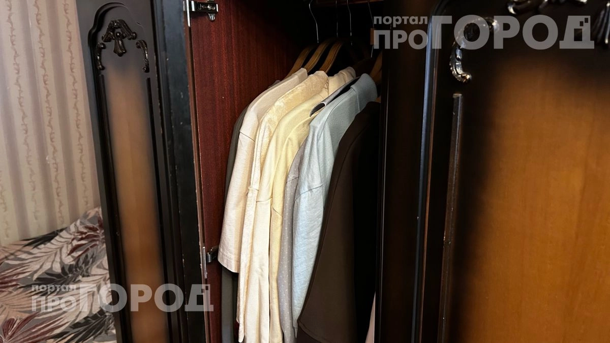 Избавилась от неприятного запаха в шкафу за пару минут: простой трюк с копеечным средством работает безотказно