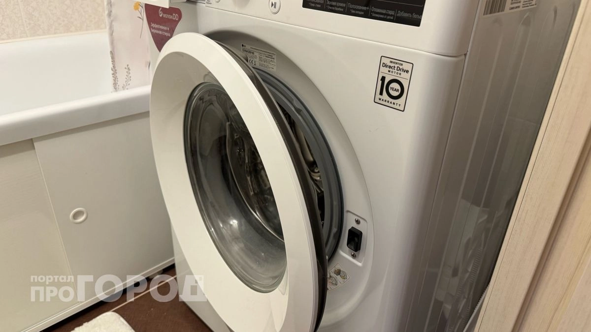 Закидываю эту таблетку в барабан перед стиркой: машина отмывается от грязи и накипи без лишних затрат