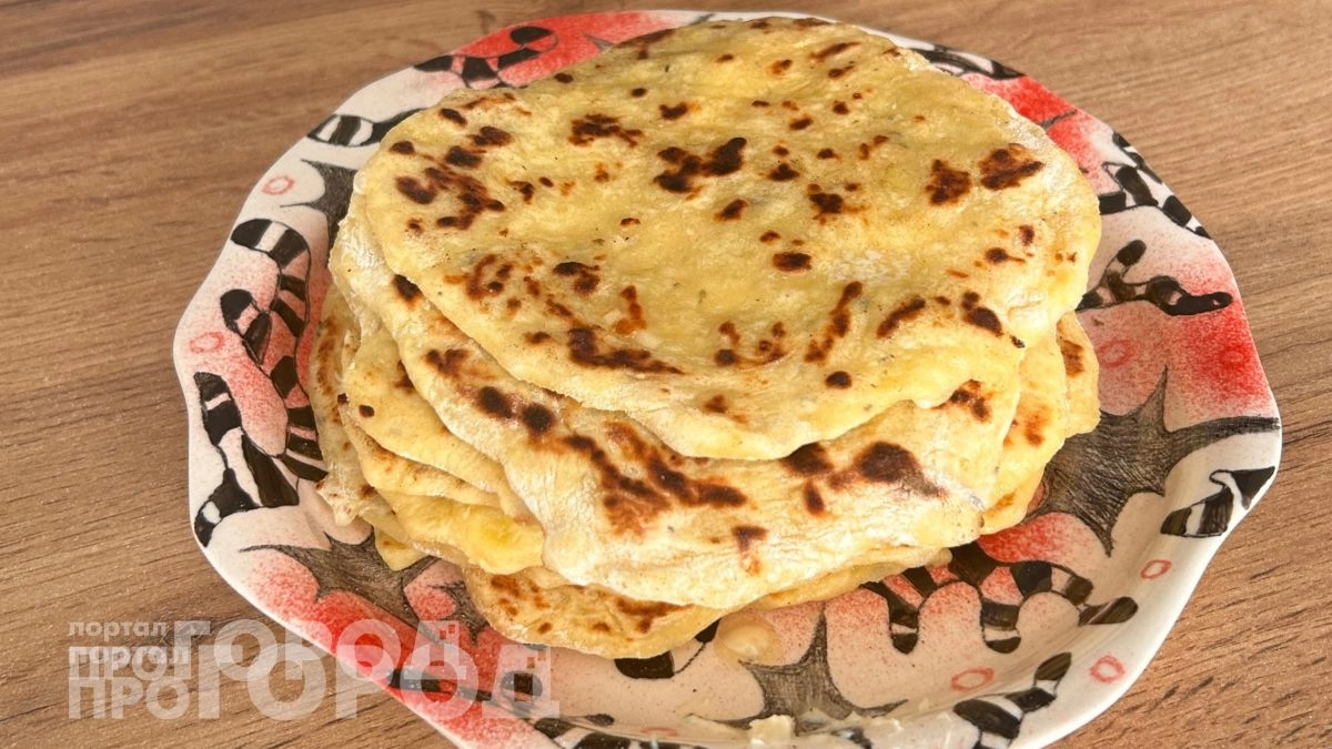 Больше не нужно возиться с тестом: просто смешайте картошку с сыром и поджарьте до золотистой корочки на сковороде