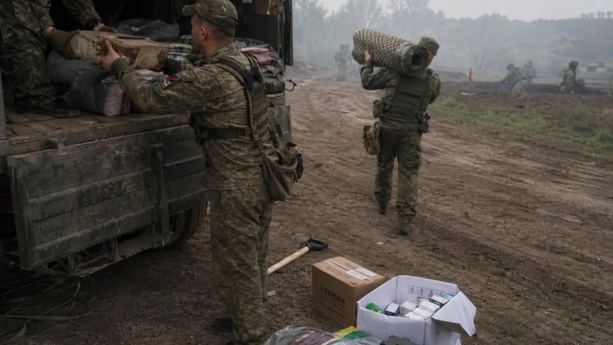 Следователи Саратова отправили бойцам стройматериалы и медикаменты, получив трофеи для музея
