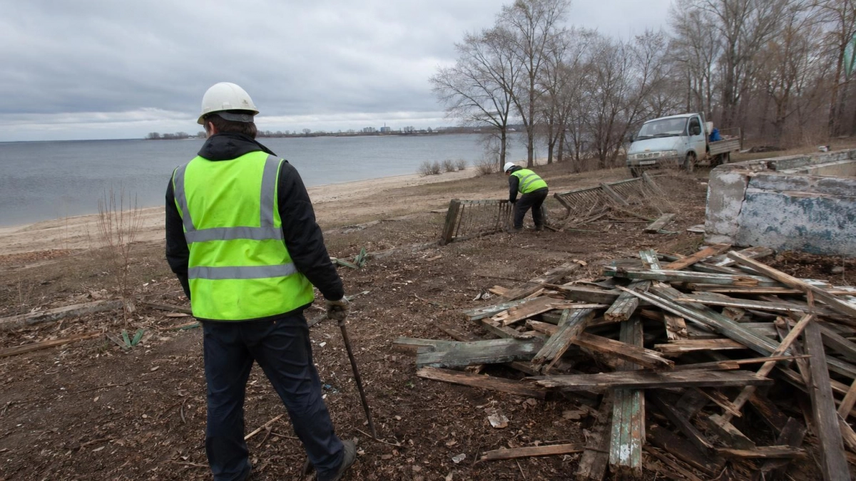 Снос базы отдыха, статус памятников культуры и переход школ на собственную кухню: главные новости за 28 апреля