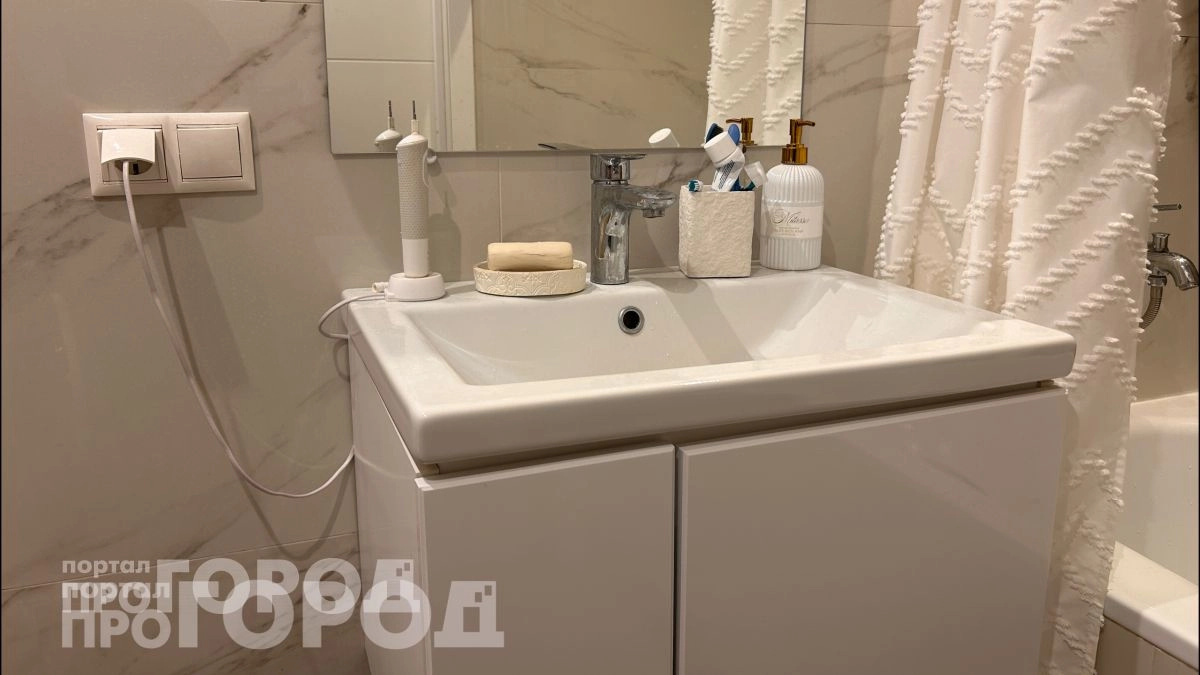 Забудьте про громоздкие тумбы в ванной: дизайнеры перешли на этот стильный вариант для чистоты и комфорта